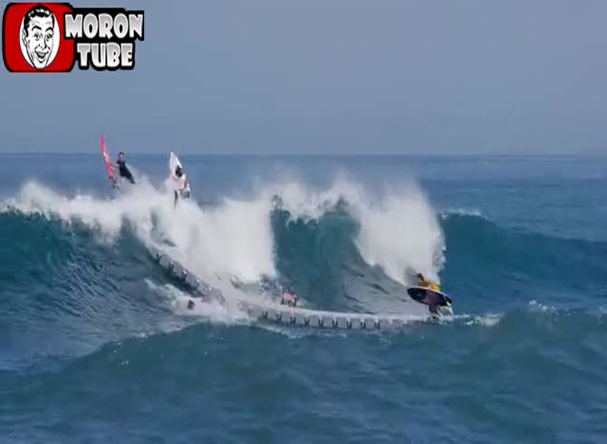 Video :A floating pier to improve wave-catching skills for surfers in Indonesia